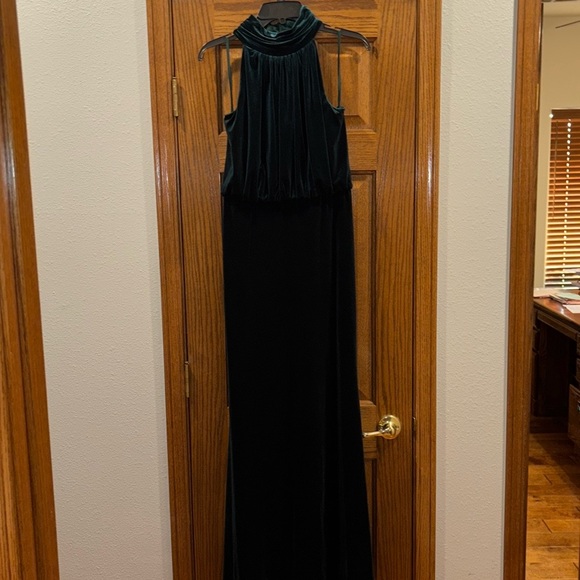 Elegant Green Velvet Halter Dress - Picture 2 of 4